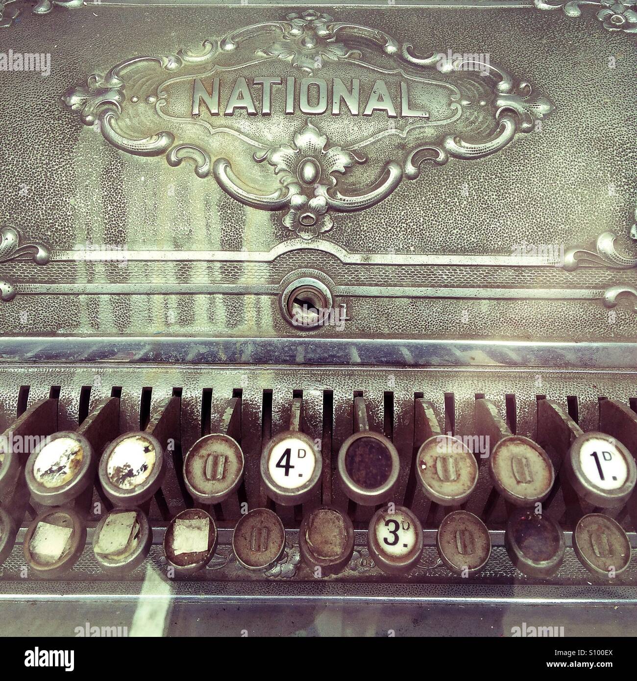 Vintage-Shop-Kasse - Smartphone-aufgenommenes Stockfoto