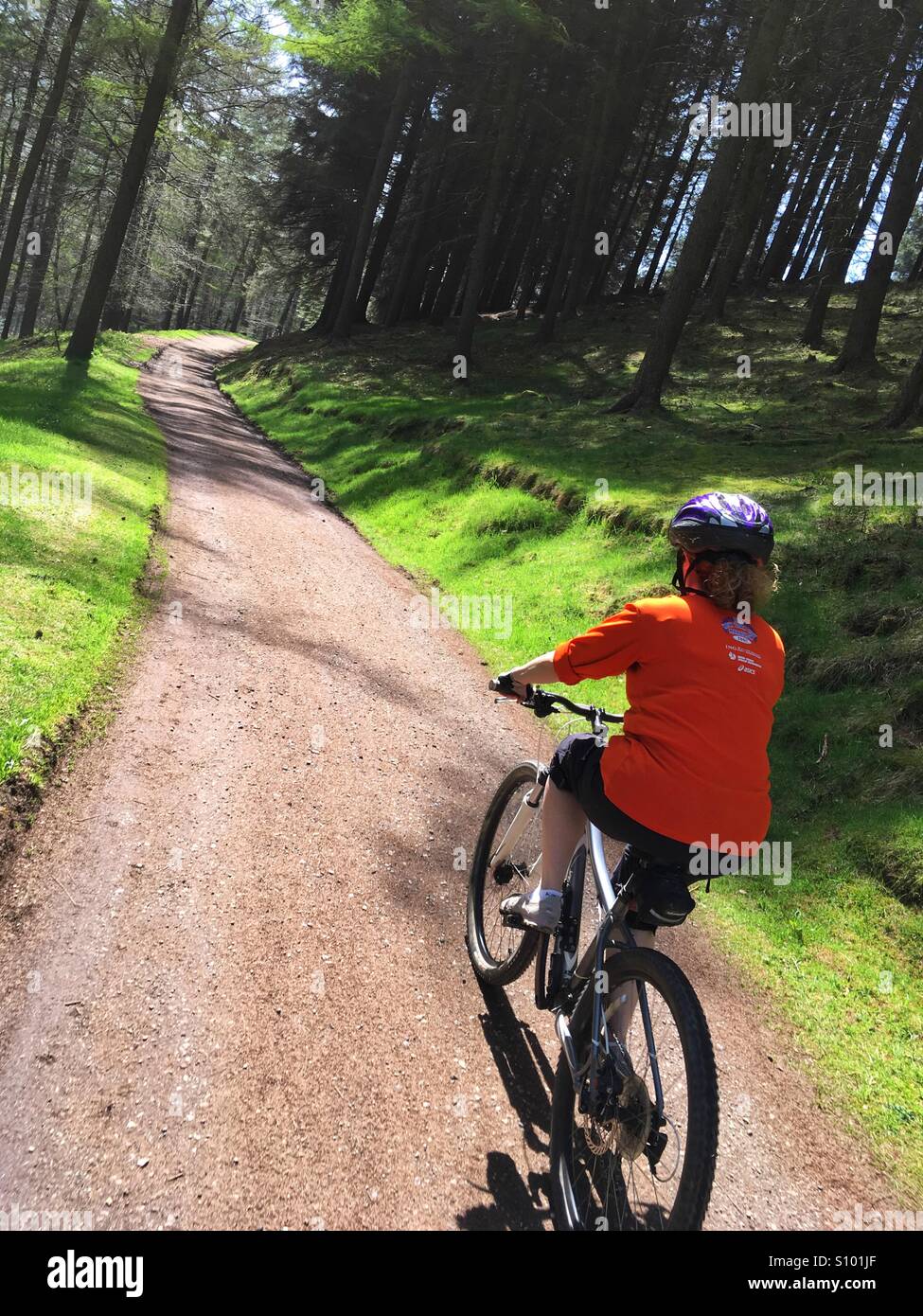 Mountainbiker im Wald Runde Derwent in der Peak-District-Derbyshire - Smartphone-aufgenommenes Stockfoto
