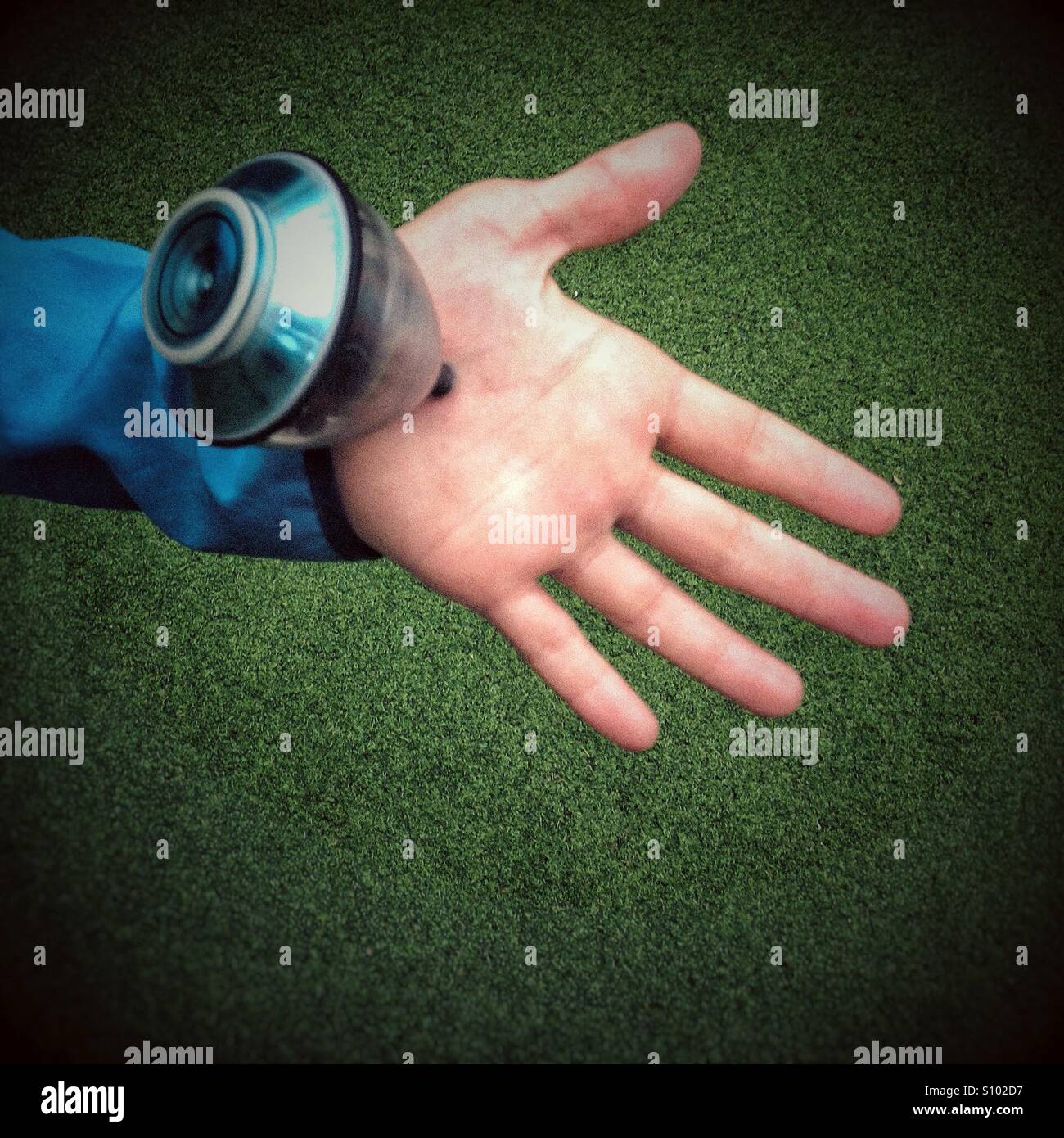 Whirligig auf eine Hand. Spinning Top drehen. - Smartphone-aufgenommenes Stockfoto