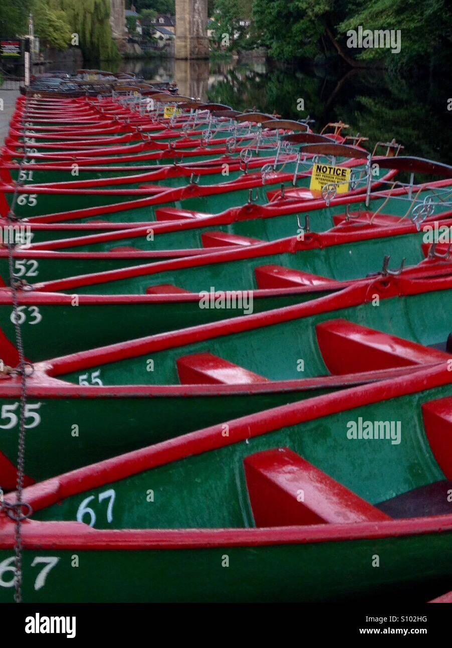 Rote und grüne Ruderboote Stockfoto