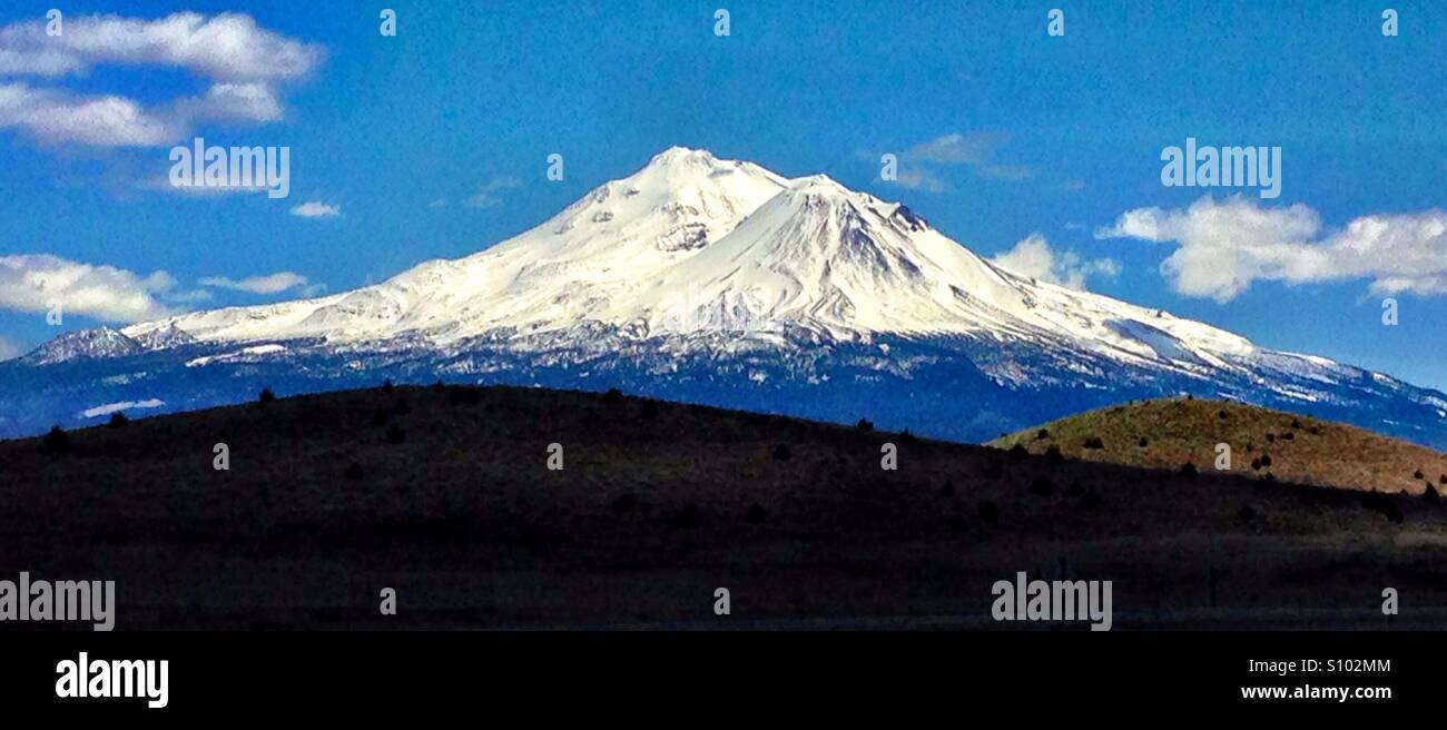 Mt. Shasta mit snowcap Stockfoto