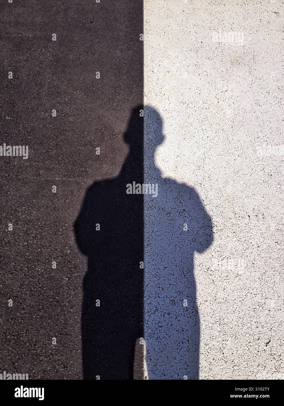 Mannes Schatten auf zweifarbige Oberfläche Stockfoto