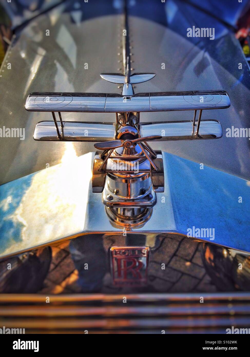 Rolls-Royce Auto mit Doppeldecker Motorhaube Maskottchen - Smartphone-aufgenommenes Stockfoto
