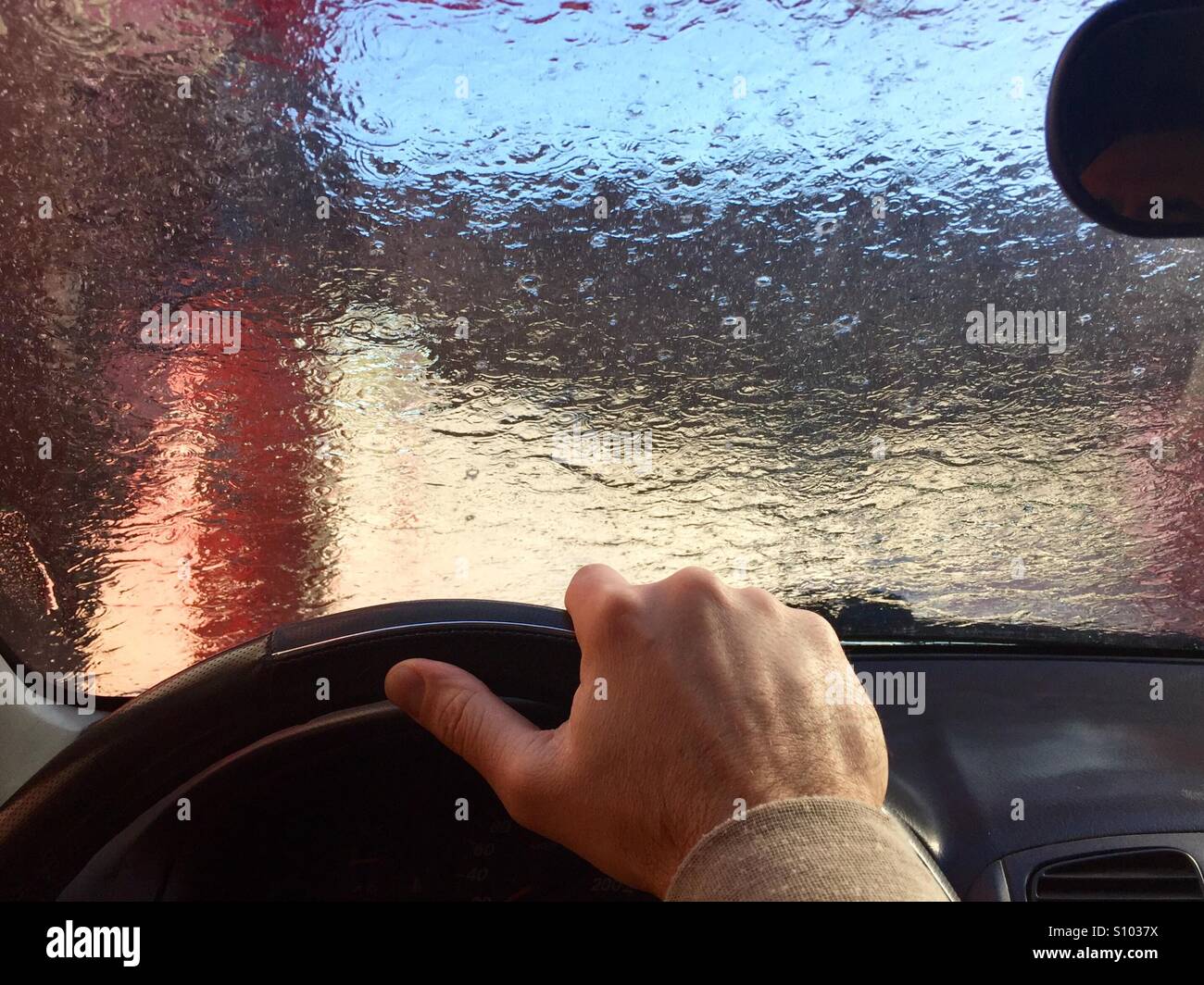 Schwamm über Dem Auto Für Das Waschen Stockbild - Bild von glas