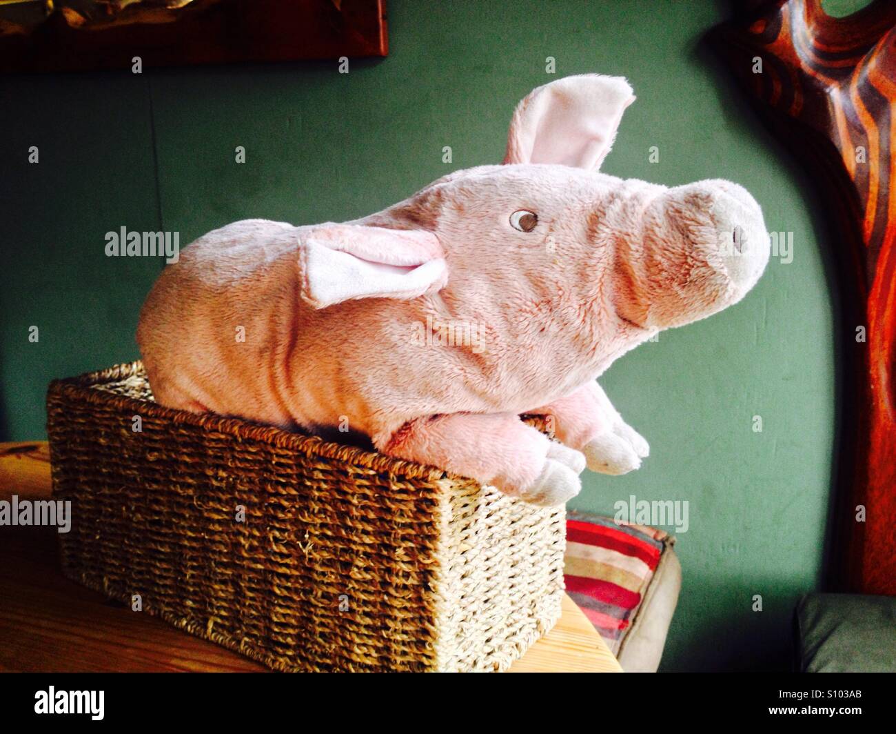 Spielzeug Katze im Korb Stockfoto