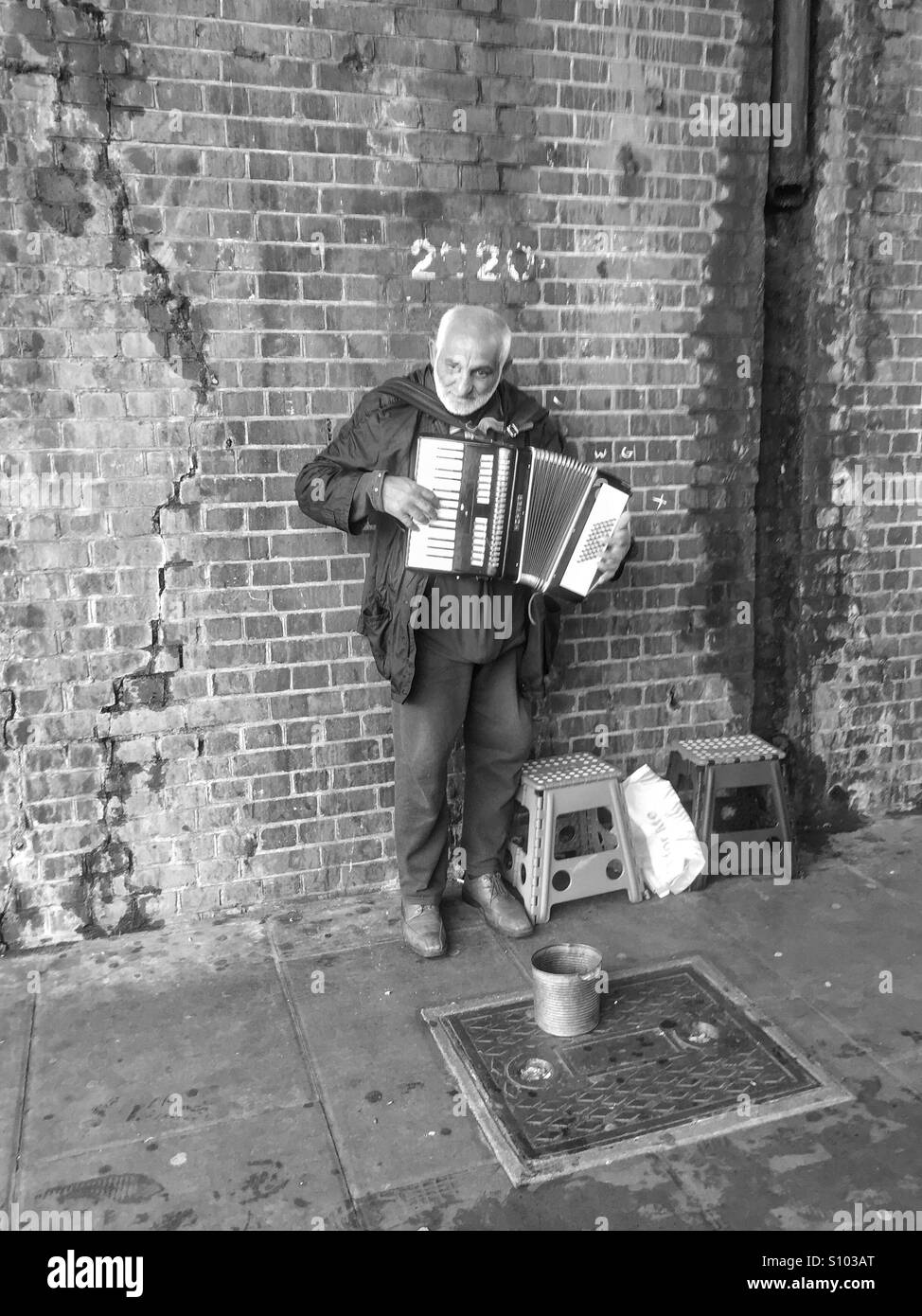 Roma Zigeunermusiker mit Akkordeon. London, Vereinigtes Königreich 2016 Stockfoto