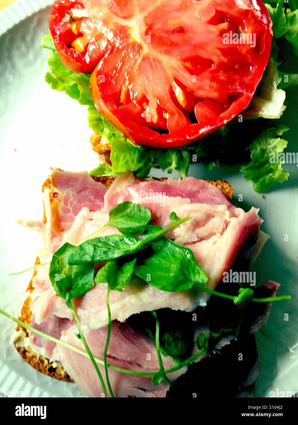 Schinken-Sandwich mit Kresse - Smartphone-aufgenommenes Stockfoto