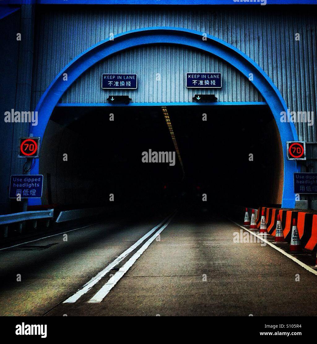 Eingang eines Tunnels mit einer Straße - Smartphone-aufgenommenes Stockfoto