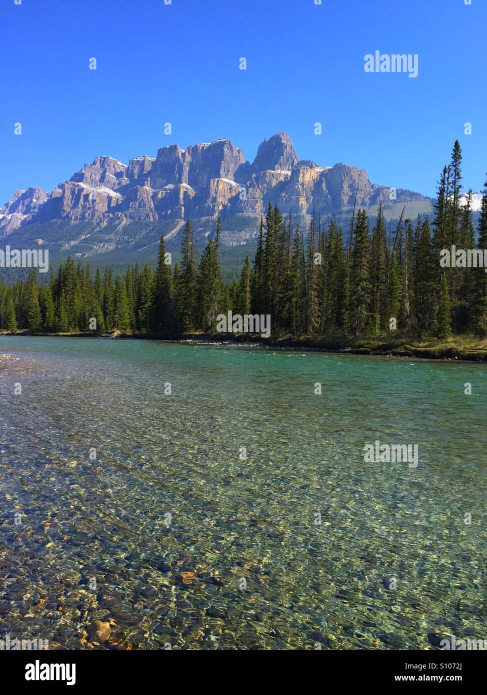 Schlossberg und Bow River - Smartphone-aufgenommenes Stockfoto