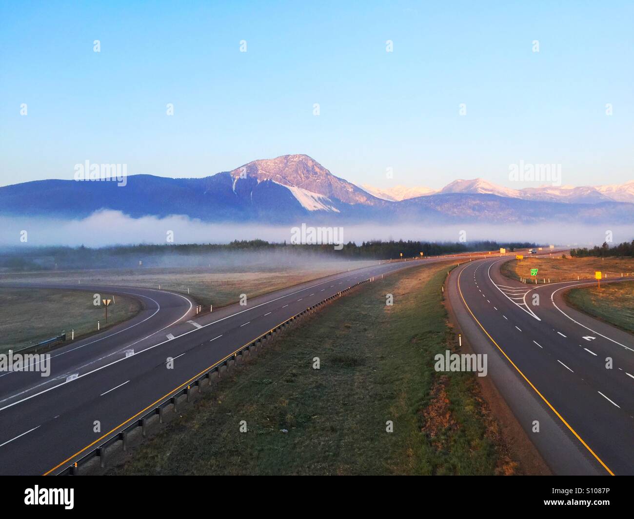 TransCanada Highway und die kanadischen Rockies - Smartphone-aufgenommenes Stockfoto