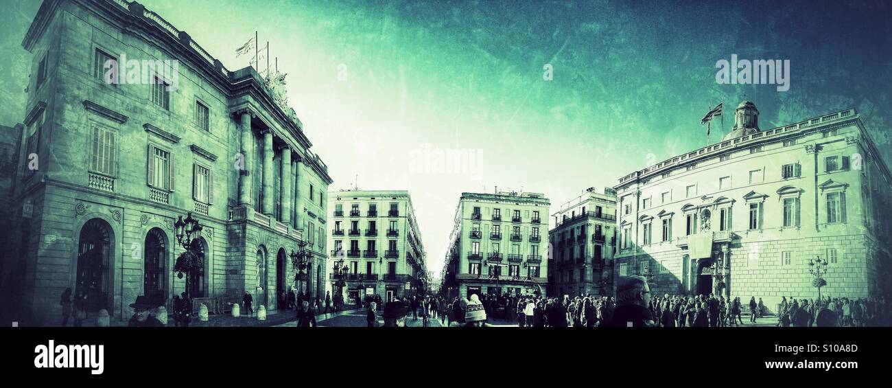 Panoramablick auf der Plaza Sant Jaume (Saint James Square) in Barcelona, Spanien Stockfoto