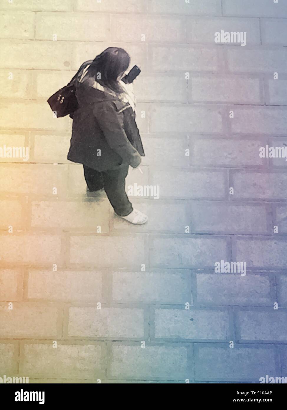 Allein mit meinem Smartphone - Smartphone-aufgenommenes Stockfoto