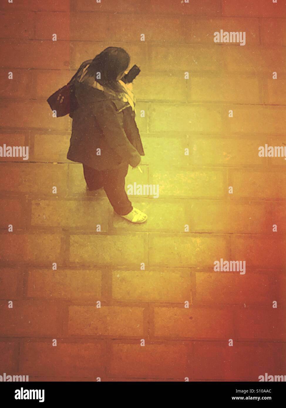 Allein mit meinem Smartphone - Smartphone-aufgenommenes Stockfoto