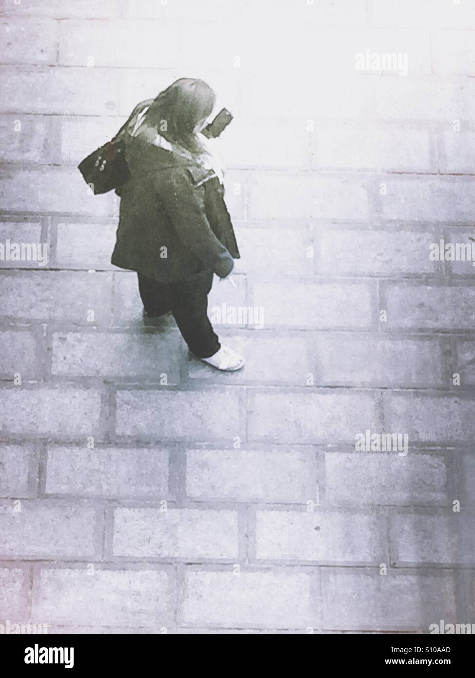 Allein mit meinem Smartphone - Smartphone-aufgenommenes Stockfoto