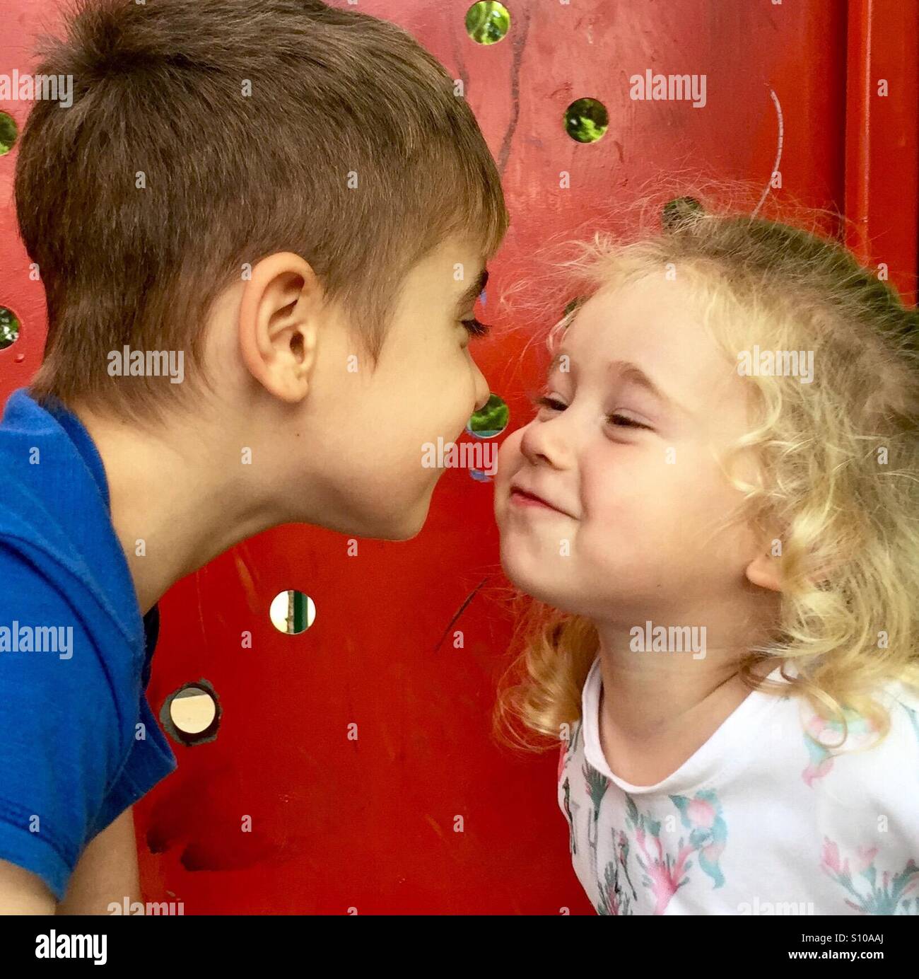 Bruder Und Schwester Sah Aus Wie Geliebt Glückliche Familie Stockfotografie Alamy 