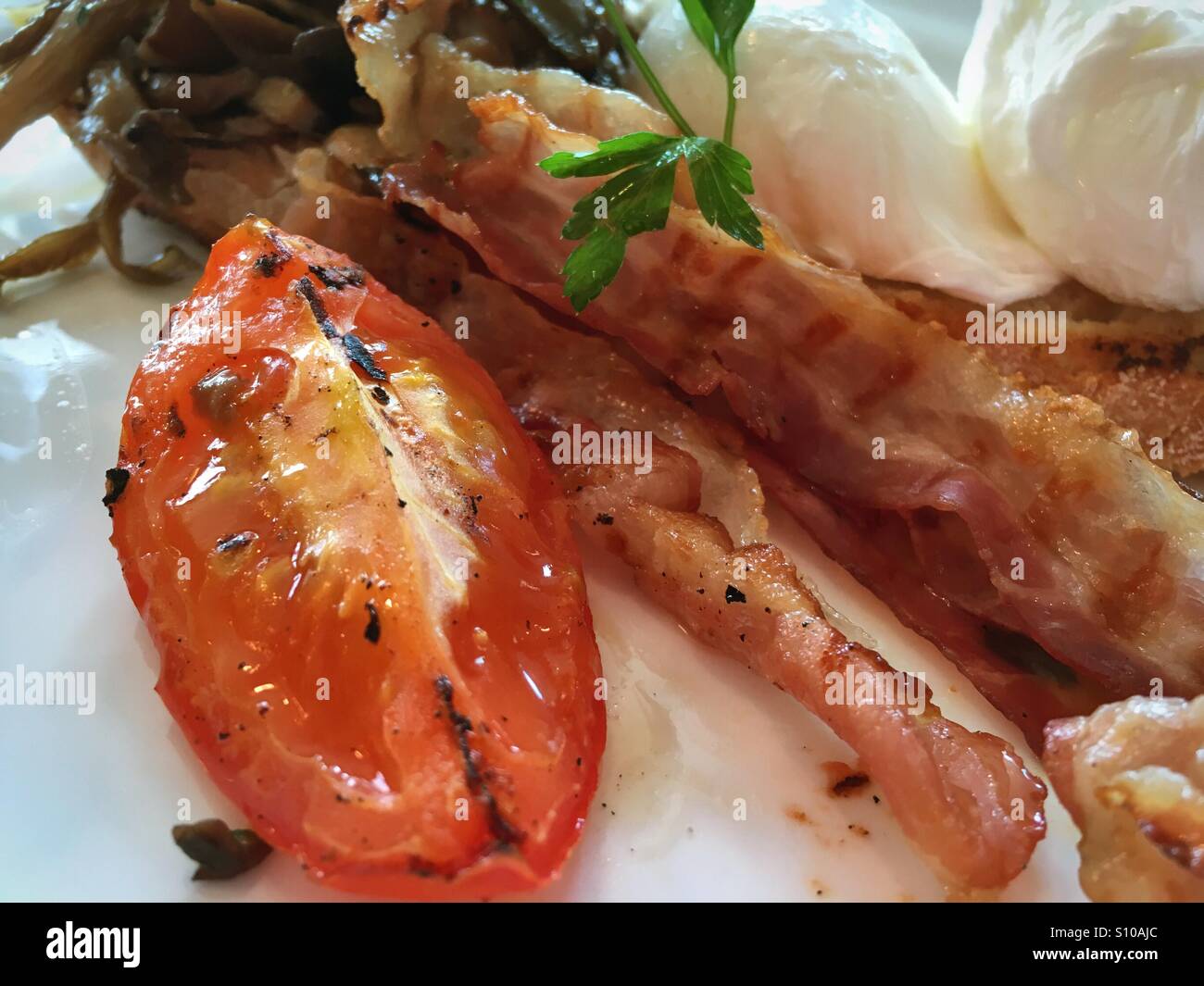 Warmes Frühstück mit Spiegeleiern Stockfoto