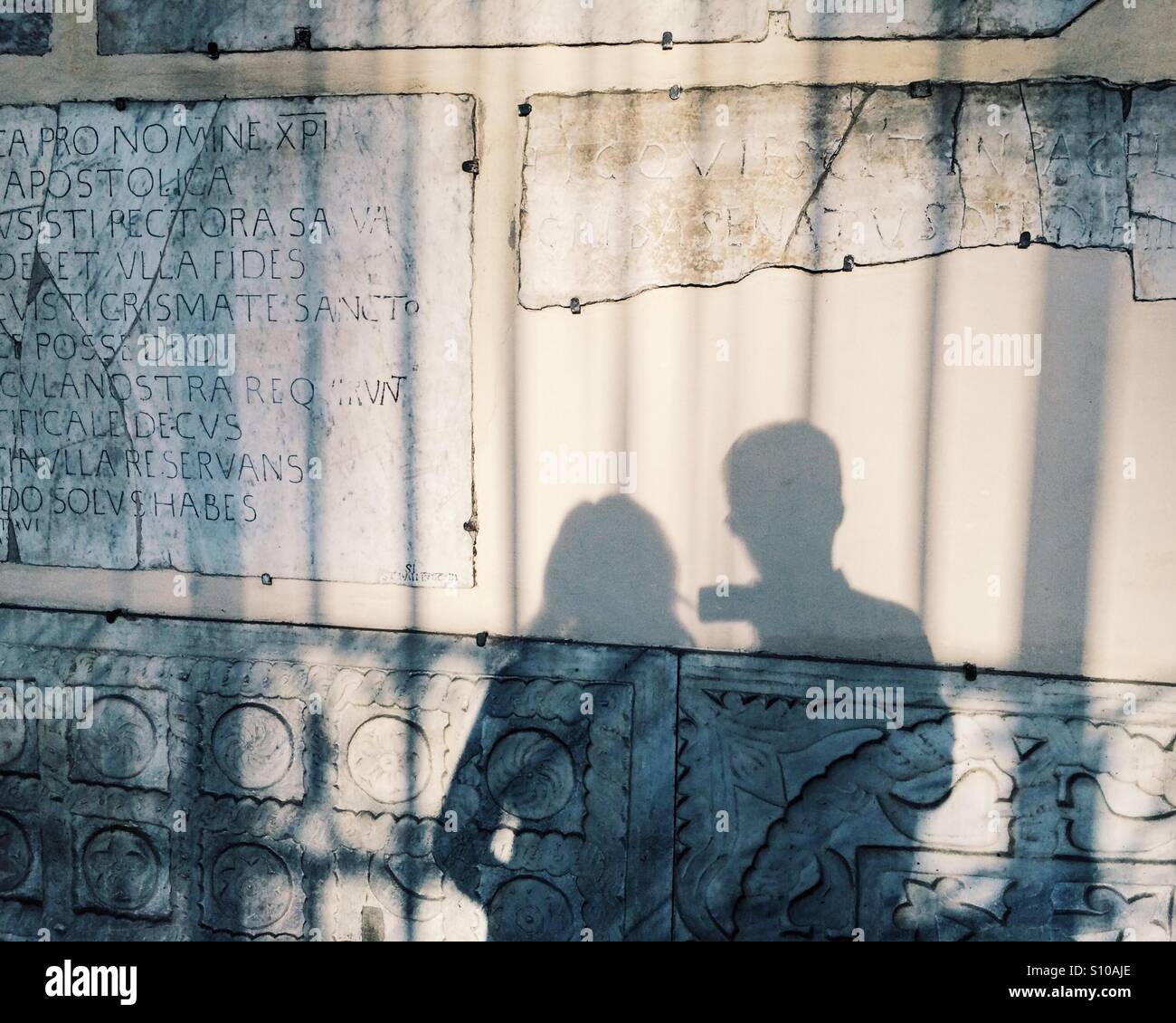 Schatten von ein paar im Urlaub in Rom, Italien, mit Abendlicht und Fragmente des antiken Roms in Trastevere. - Smartphone-aufgenommenes Stockfoto