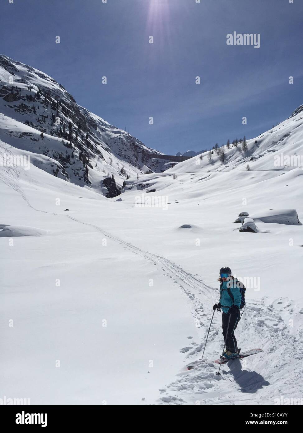 Junge Frau auf Skiern Off-Piste in Grimentz, Schweiz. Stockfoto