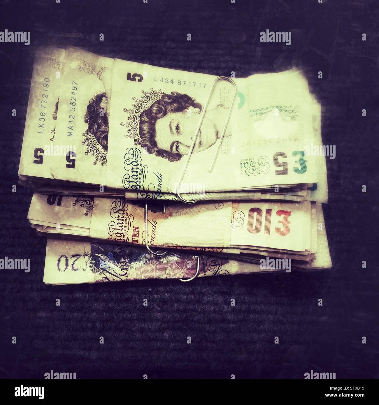 Tausend Pfund in gebrauchte britische Banknoten - Smartphone-aufgenommenes Stockfoto