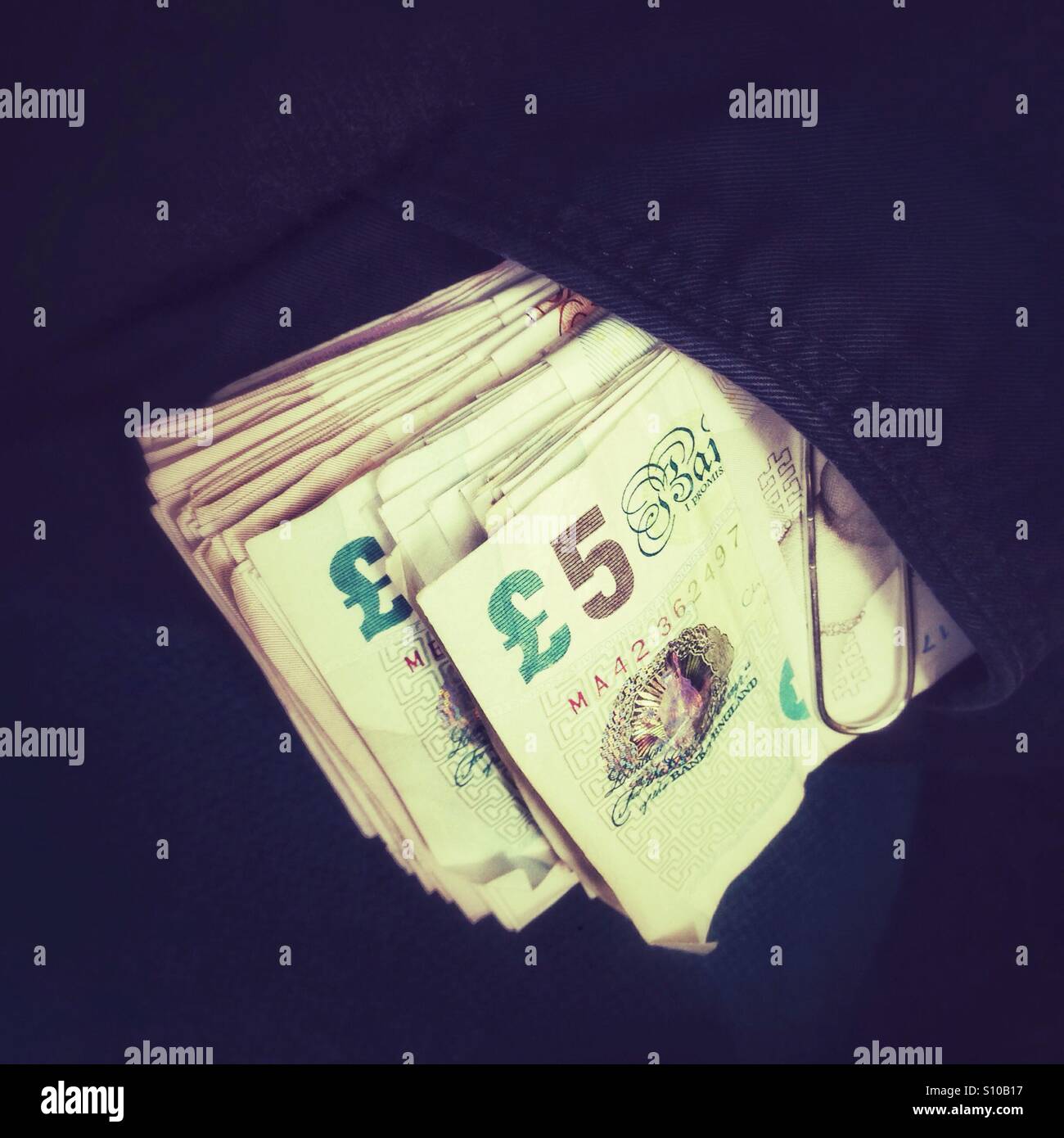 Keil von Banknoten schob in einem mans Tasche. - Smartphone-aufgenommenes Stockfoto