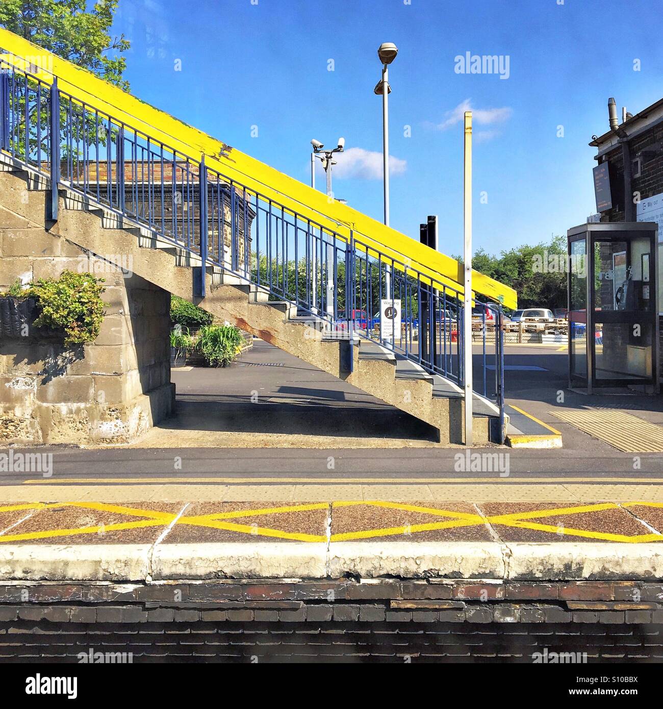 Gelbe Bannister auf einer Station-Treppe Stockfoto