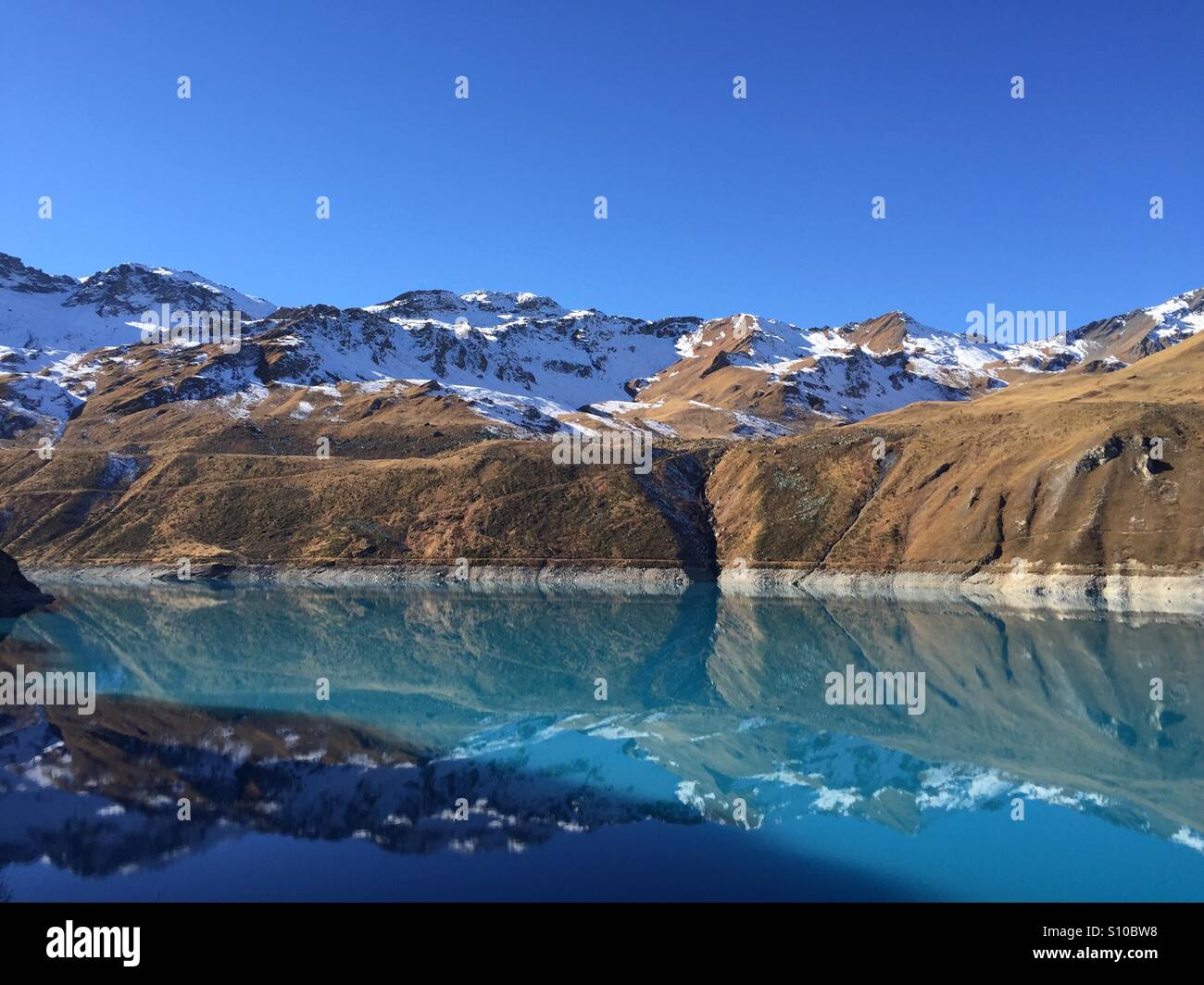 Reflexion der Berge in den Lac de Moiry, Schweiz. Stockfoto