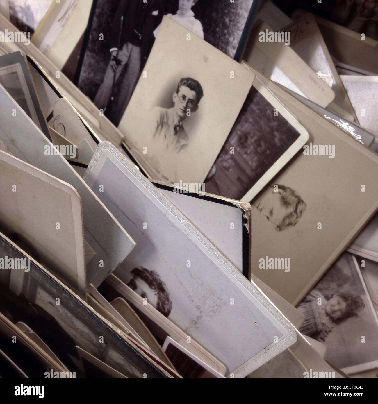 Schachtel mit sortierten alte Schwarz-Weiß-Fotografien Stockfoto