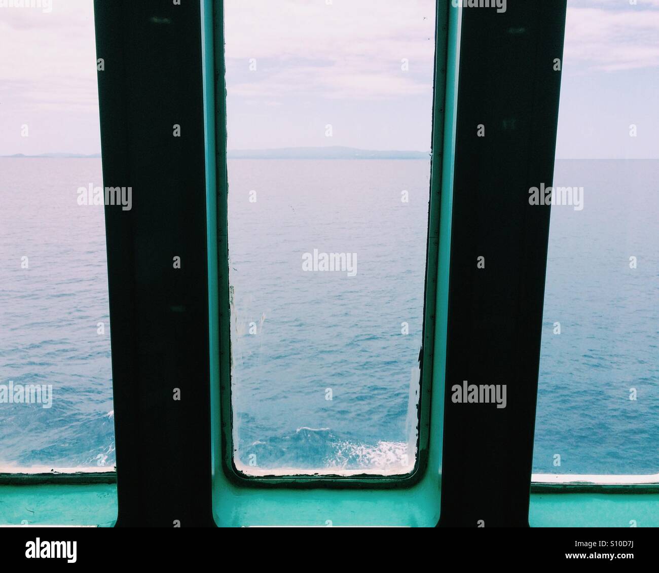 Blick auf Zakynthos durch eine Fähre-Fenster während der Überquerung des ionische Meers nach Kefalonia, Griechenland, - Smartphone-aufgenommenes Stockfoto