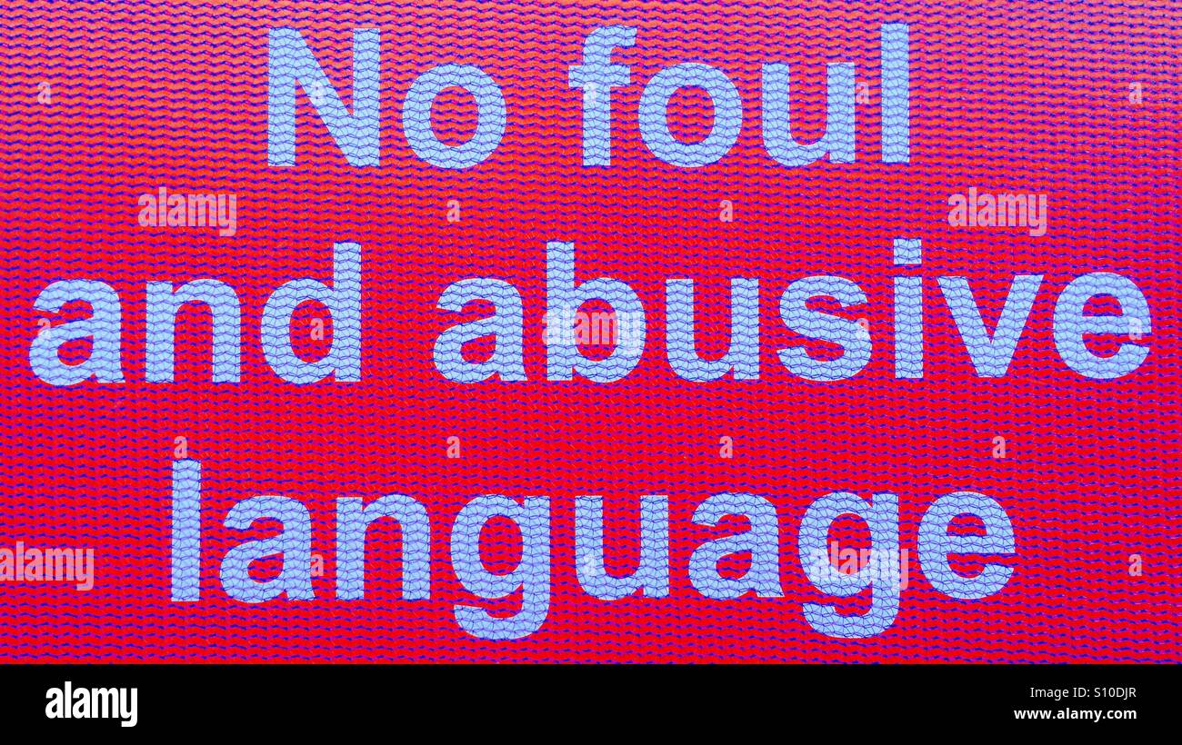 Kein foul und beleidigende SpracheSchild hinter blauen Netz auf einer