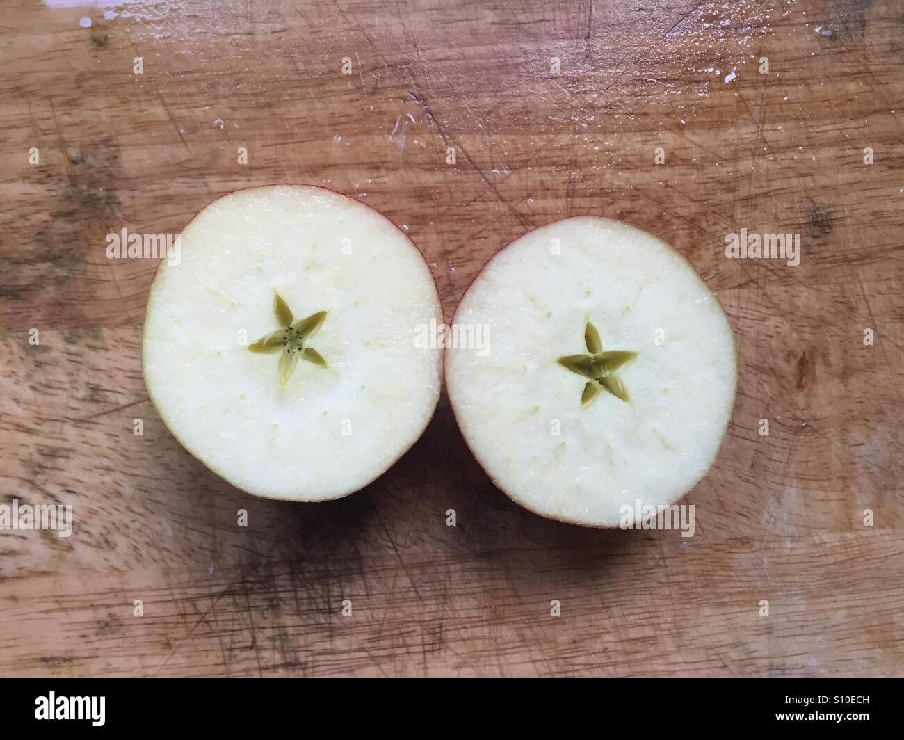 Halbierter Apfel mit Stern Stockfoto