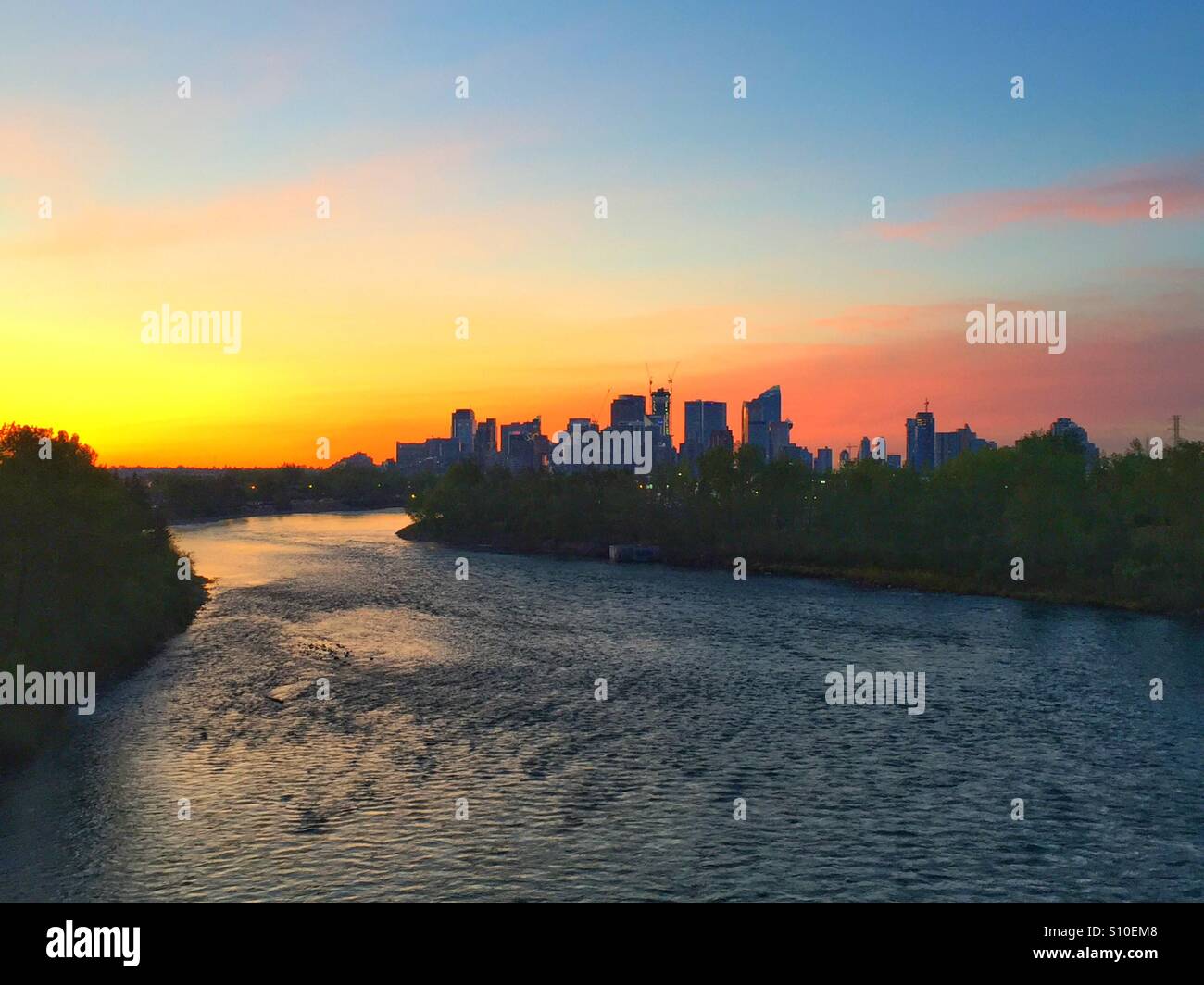 Bow River und die Innenstadt von Calgary bei Sonnenaufgang - Smartphone-aufgenommenes Stockfoto
