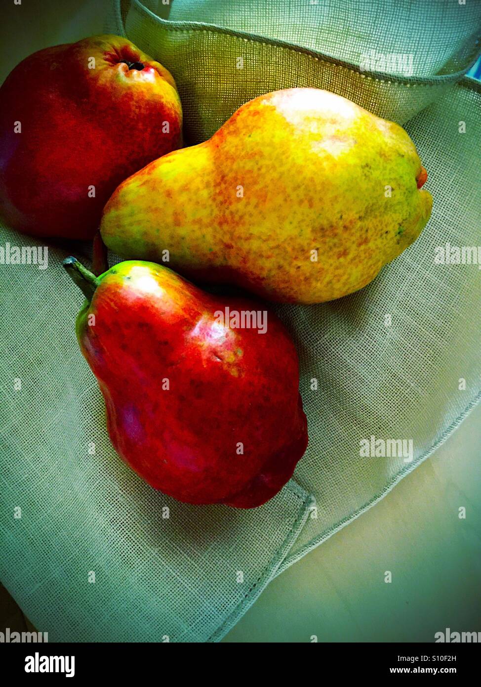 Reife Birnen auf Servietten - Smartphone-aufgenommenes Stockfoto