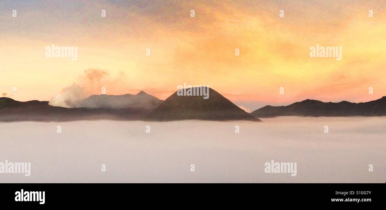 Schönen Sonnenaufgang über dem Vulkan Gunung Bromo im Nationalpark Bromo-Tengger-Semeru im östlichen Java. Stockfoto