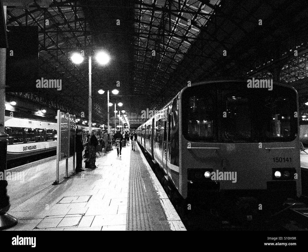 Manchester Piccadilly Station in der Nacht Stockfoto