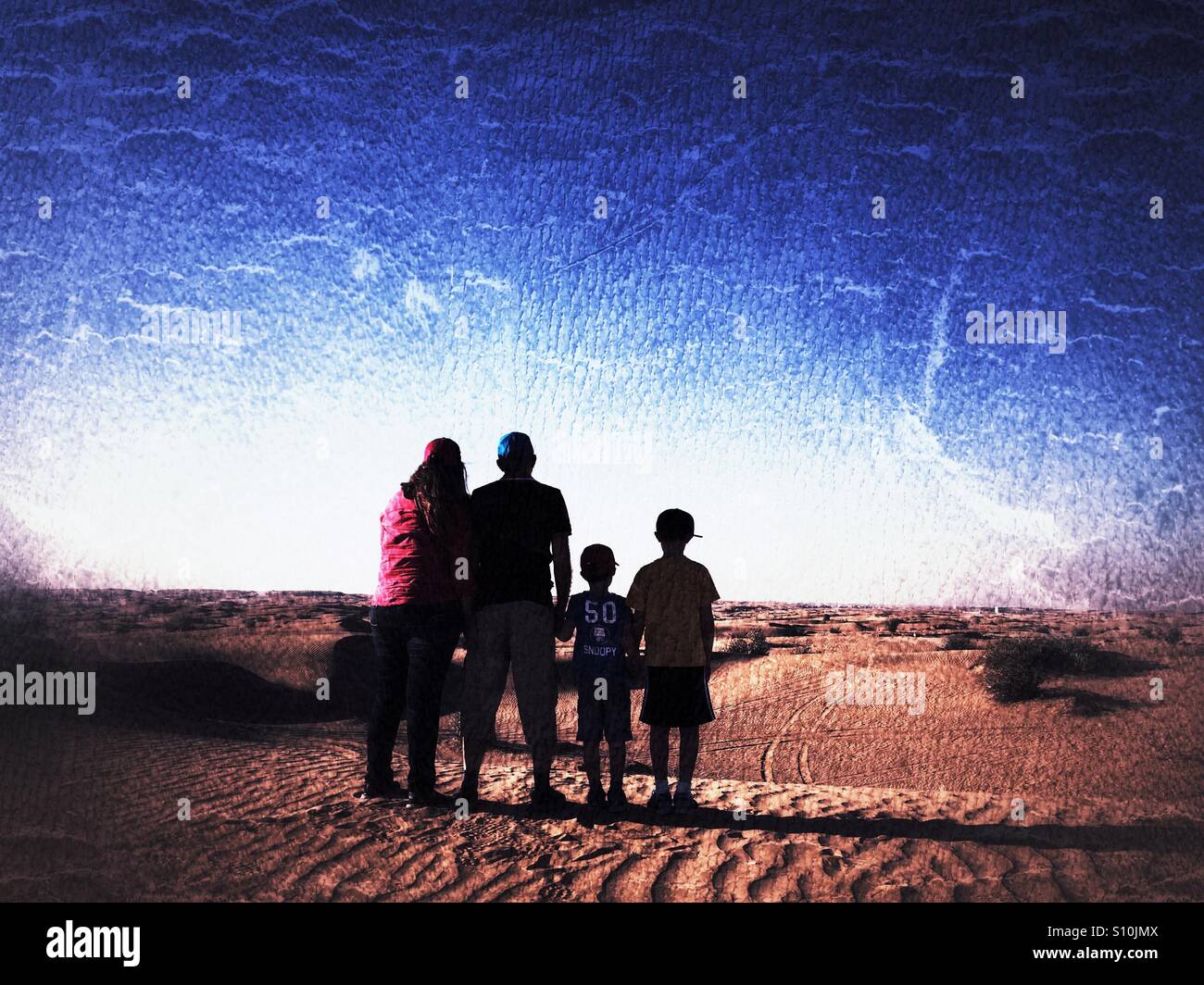 4 Personen Familien beobachten Wüste in Safari Stockfoto