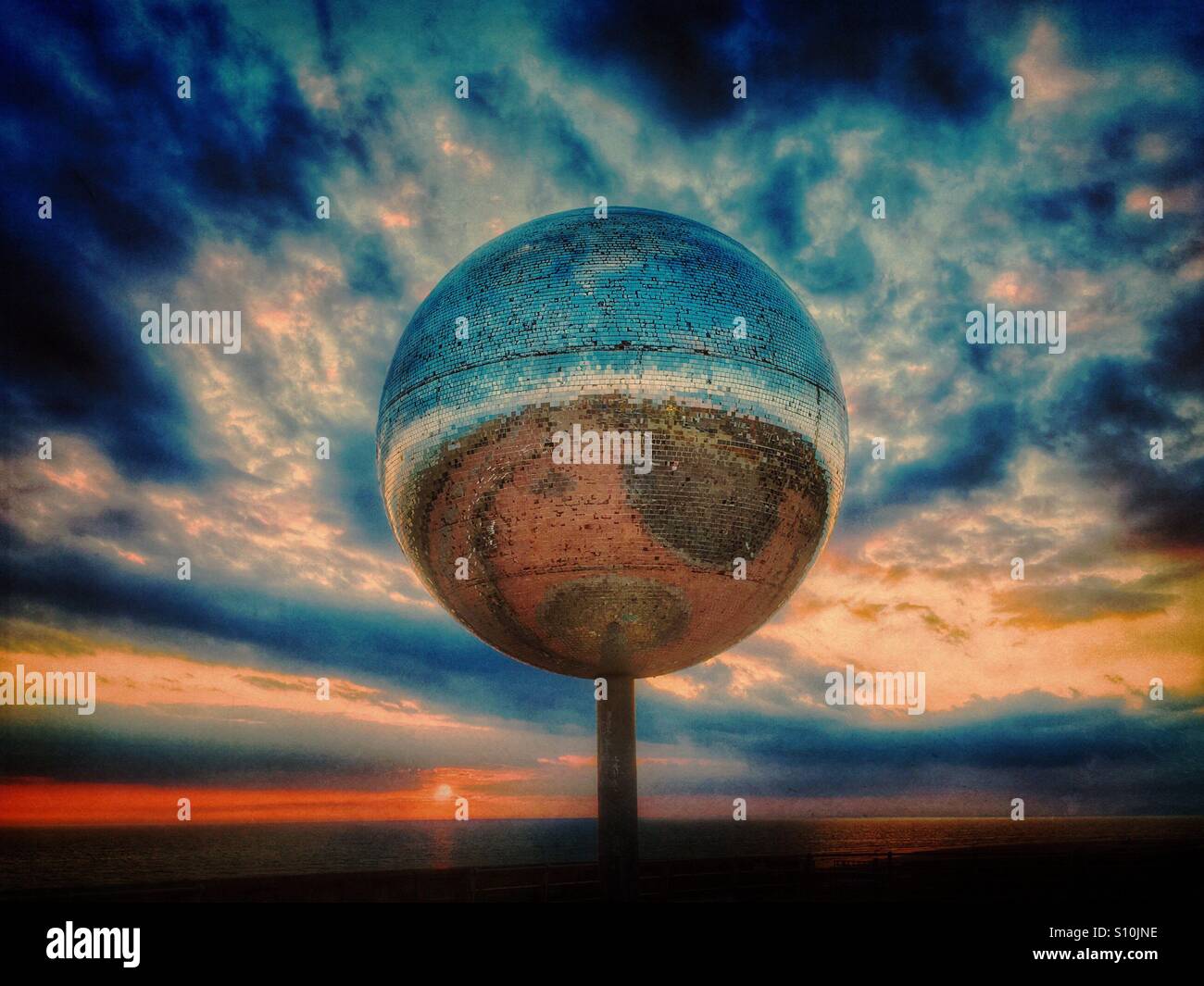 Riesige Glitter Ball auf Blackpool South Promenade bei Sonnenuntergang Stockfoto