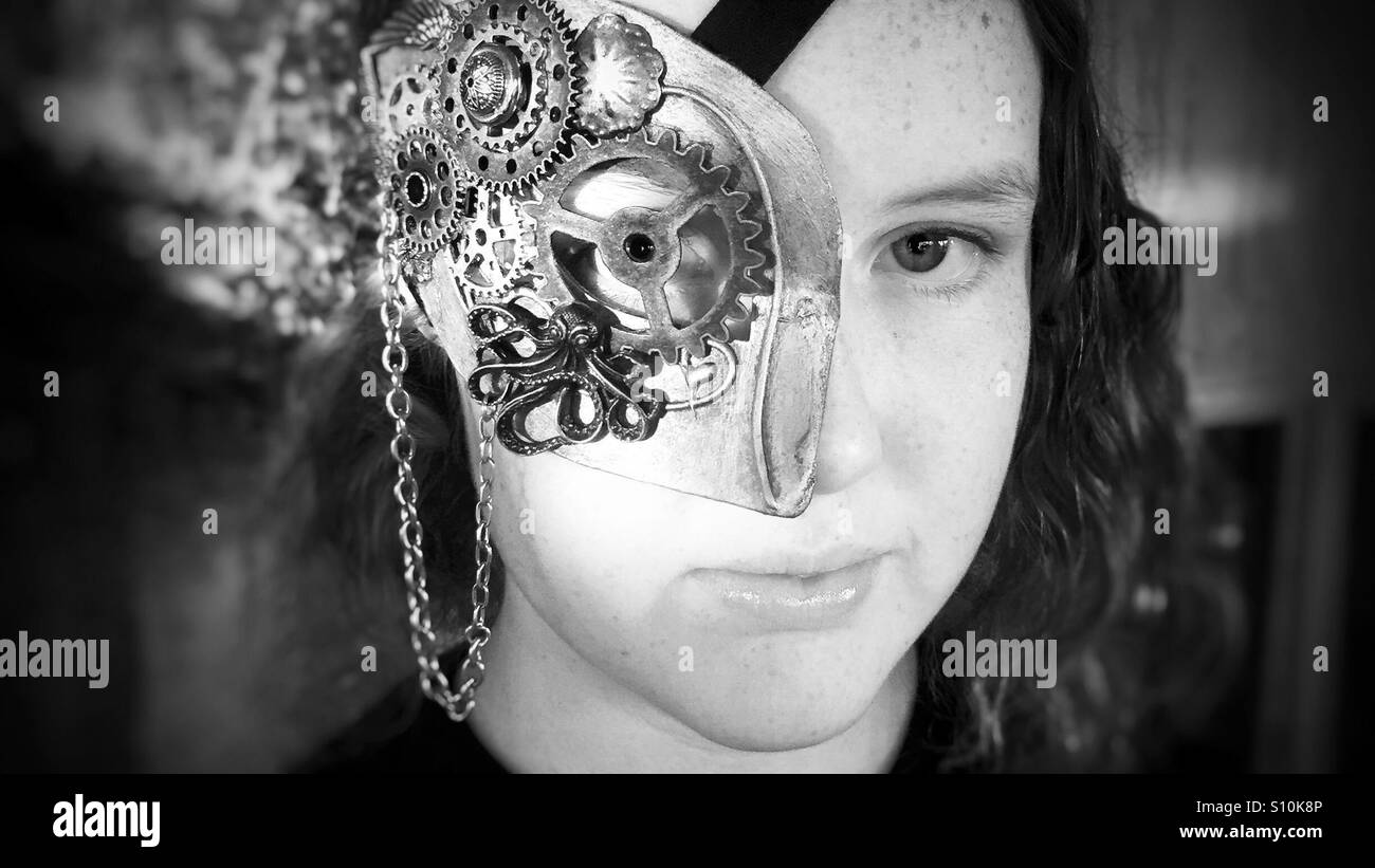 Schwarz und weiß, Mädchen tragen Steampunk Maske über einem Auge. Teen Stockfoto