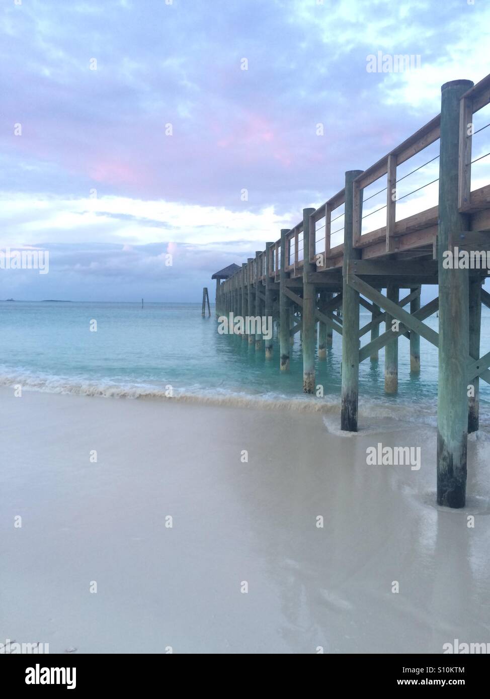 Sonnenuntergang-Strand zu Fuß Stockfoto