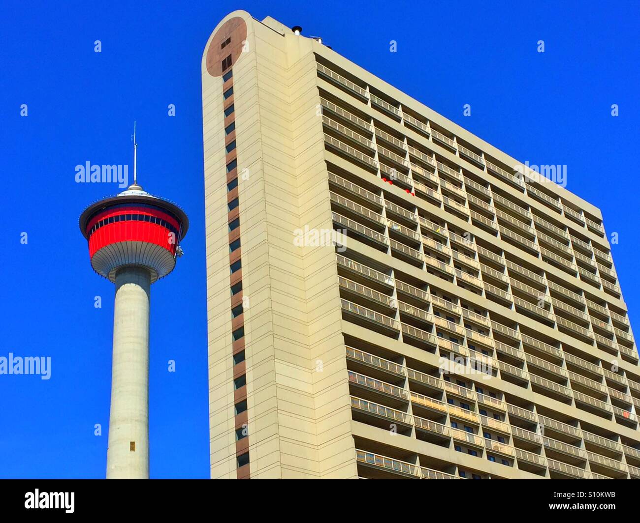Calgary Tower und eine Wohnung in der Innenstadt von Calgary Stockfoto
