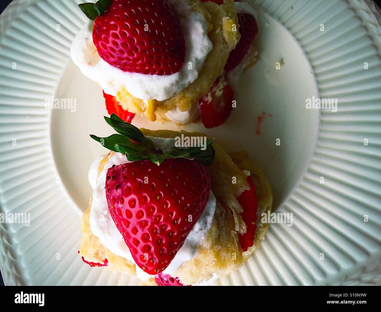 Winzige Strawberry shortcakes - Smartphone-aufgenommenes Stockfoto
