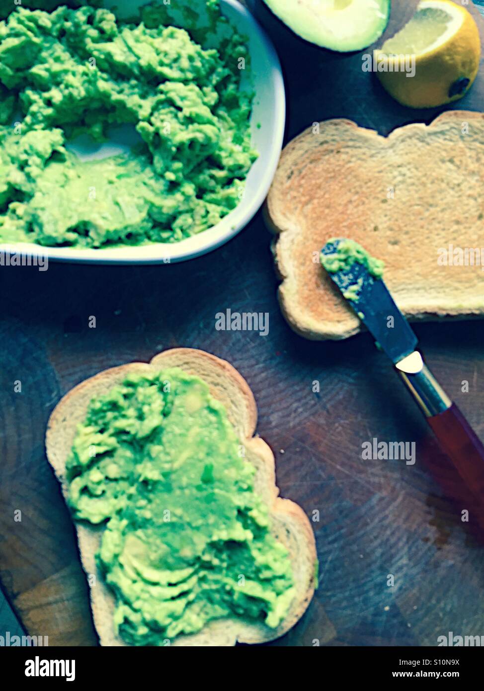 Avocado-Toast vorbereiten - Smartphone-aufgenommenes Stockfoto