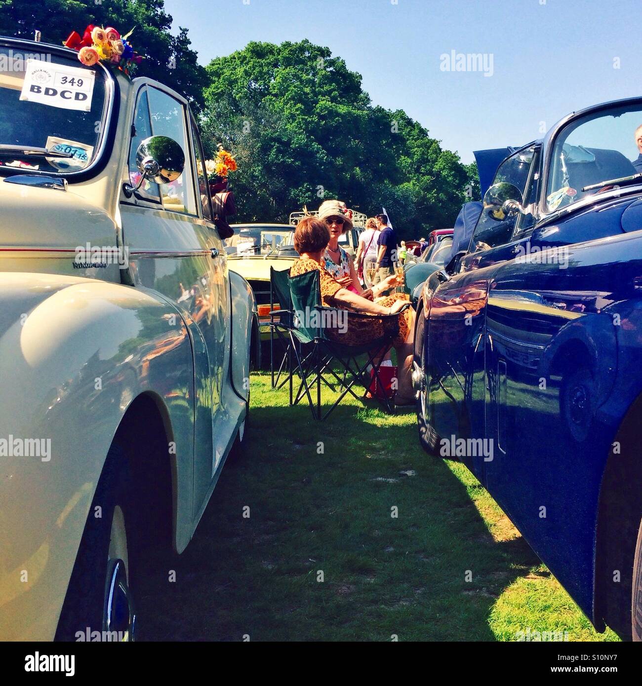 Entspannen bei einer Oldtimer-Show in England - Smartphone-aufgenommenes Stockfoto