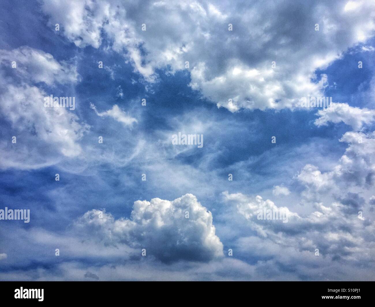Schöne flauschige Wolken in einem siehe blaue Himmel an einem Sommertag auf der Suche wie im siebten Himmel Stockfoto