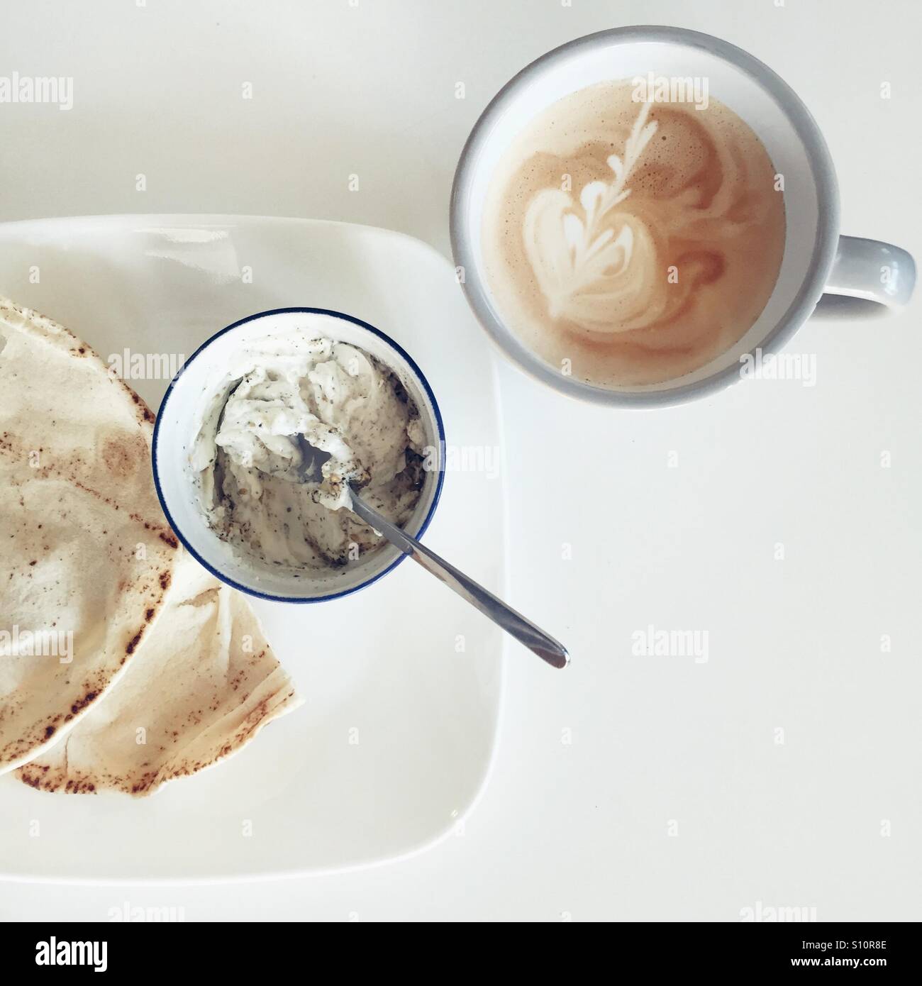 Arabisches Frühstück und einen latte Stockfoto