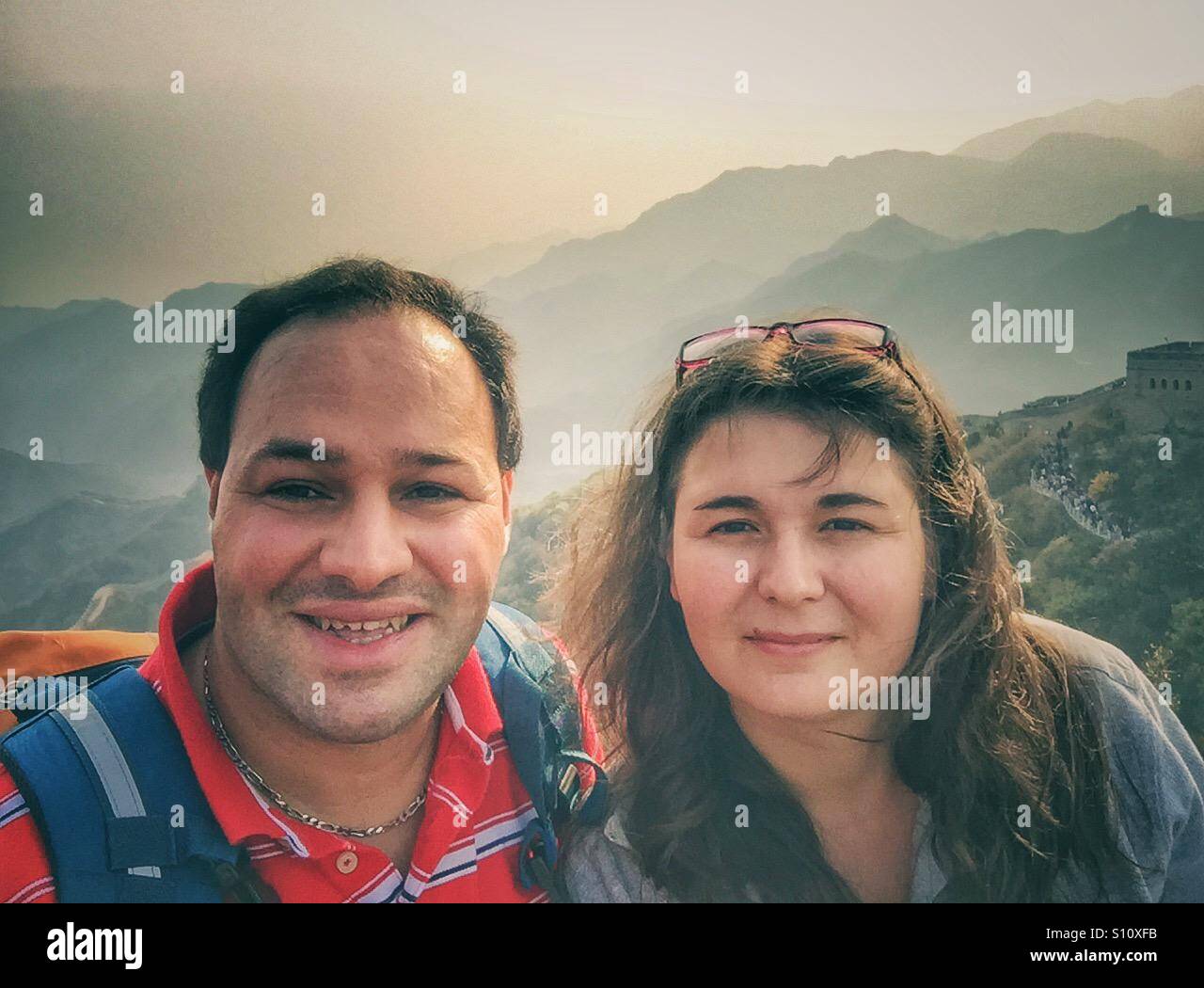 Porträt der jungen europäischen Familie auf der chinesischen Mauer Stockfoto
