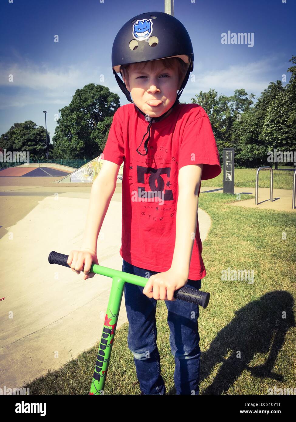 Ein 9-jähriger rote Leitung junge im Eaton Skatepark in Norwich, Großbritannien Stockfoto