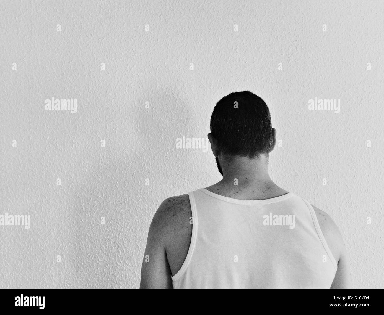 Rückansicht eines Mannes durch die Wand - Smartphone-aufgenommenes Stockfoto