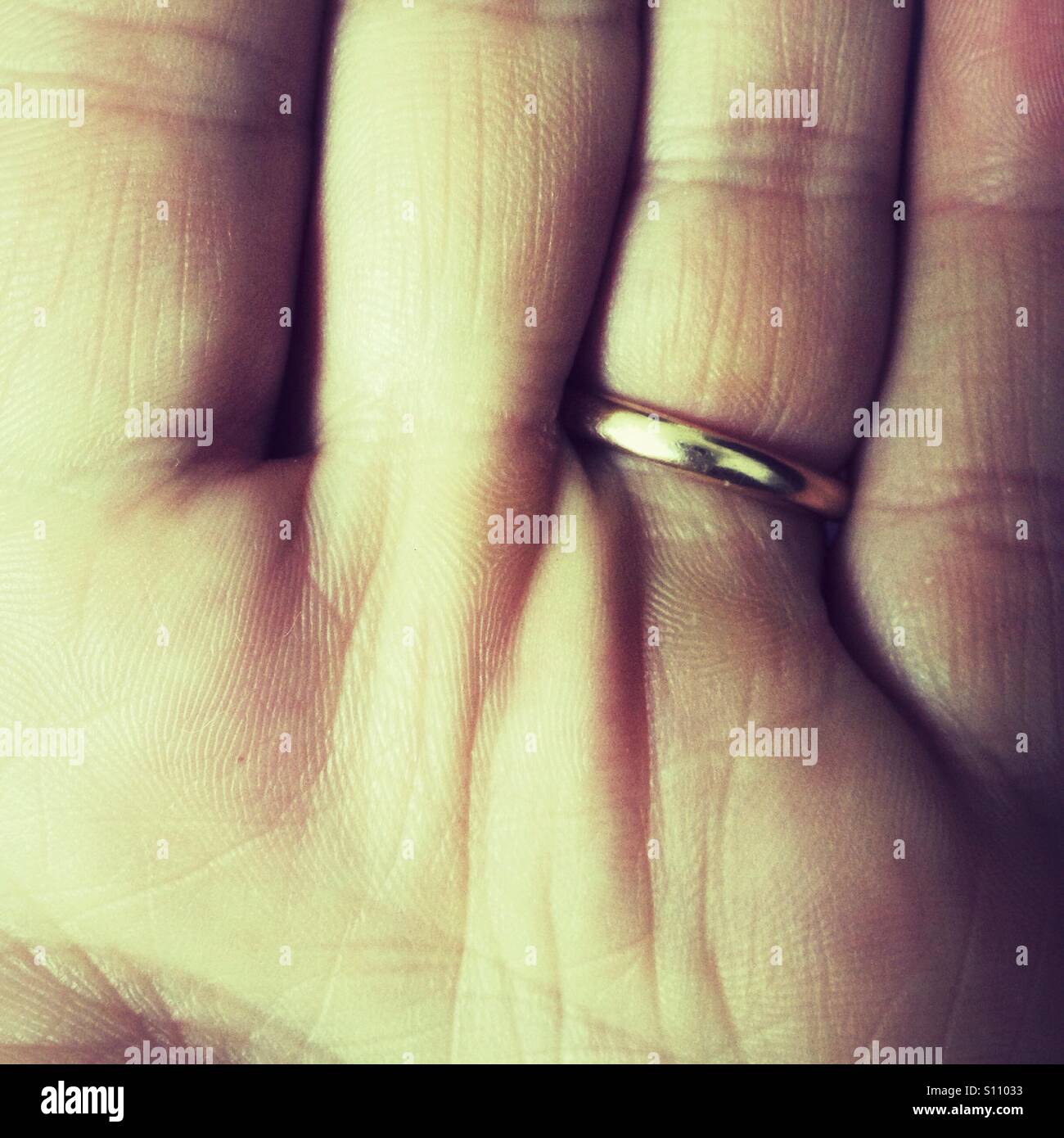 Goldener Ehering für Herren - Smartphone-aufgenommenes Stockfoto