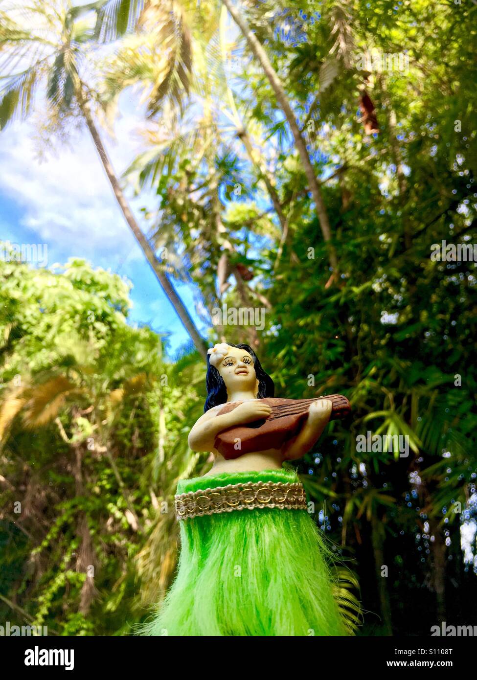 Hula-Mädchen-Dashboard-Puppe - Smartphone-aufgenommenes Stockfoto Hula-Mädchen-Dashboard-Puppe - Smartphone-aufgenommenes Stockfoto