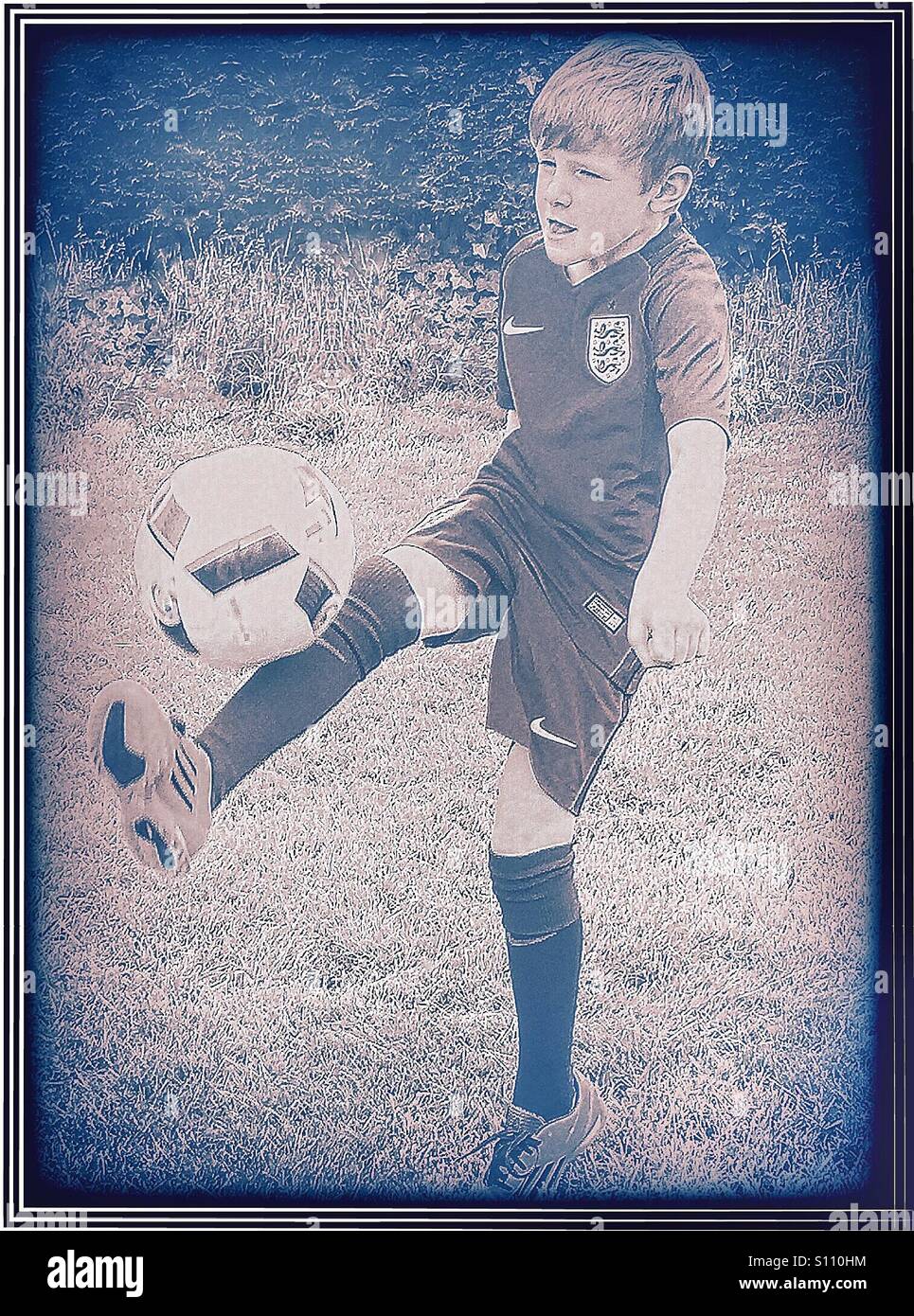 Jungen spielen Fußball in England-Kit. Euro2016. Stockfoto